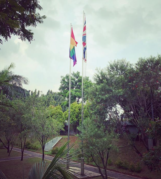 Indonesia Protes Tindakan Kedubes Inggris Kibarkan Bendera LGBT